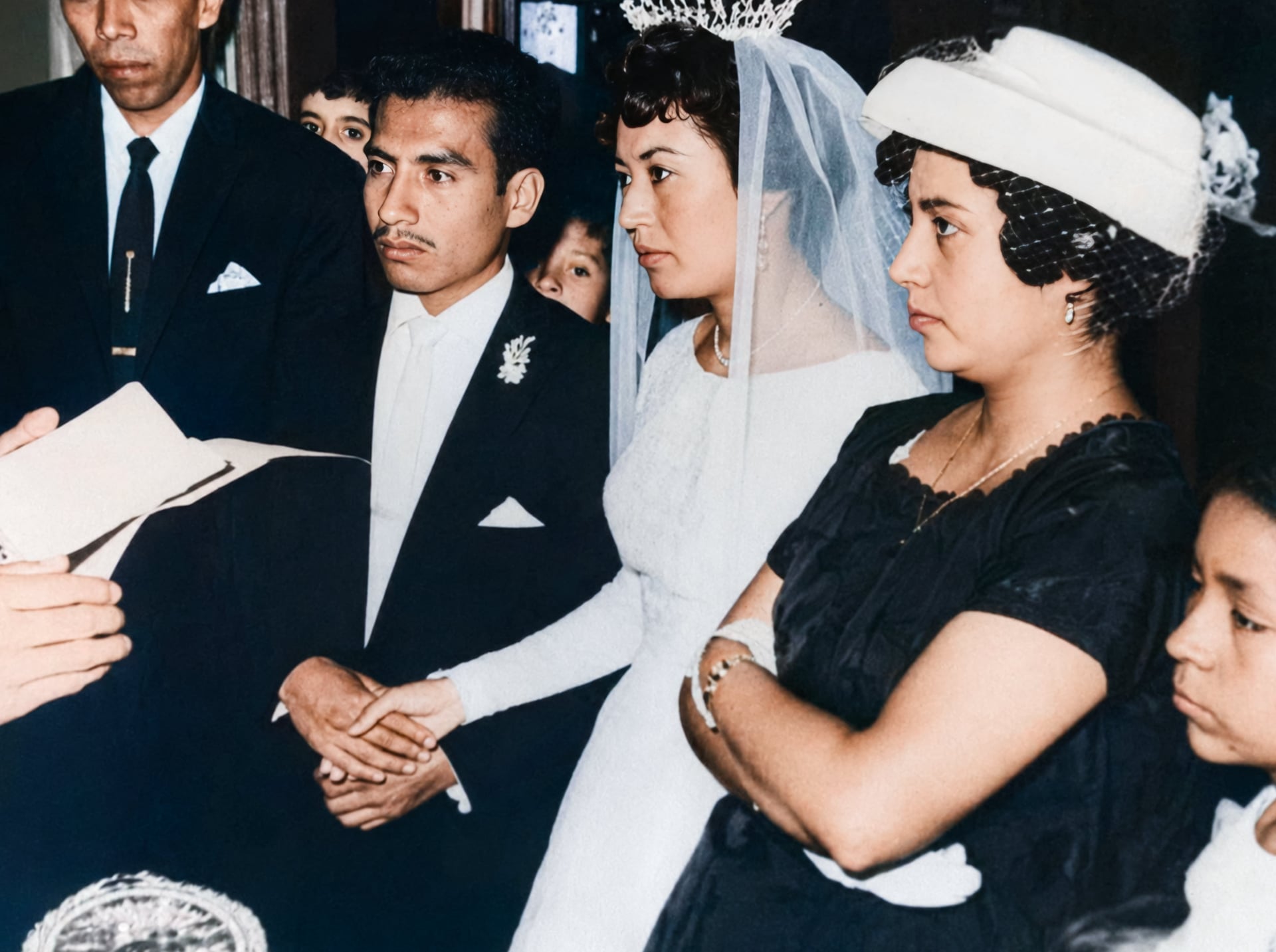 Fotografía de boda colorizada con tonos naturales de piel y textiles de época