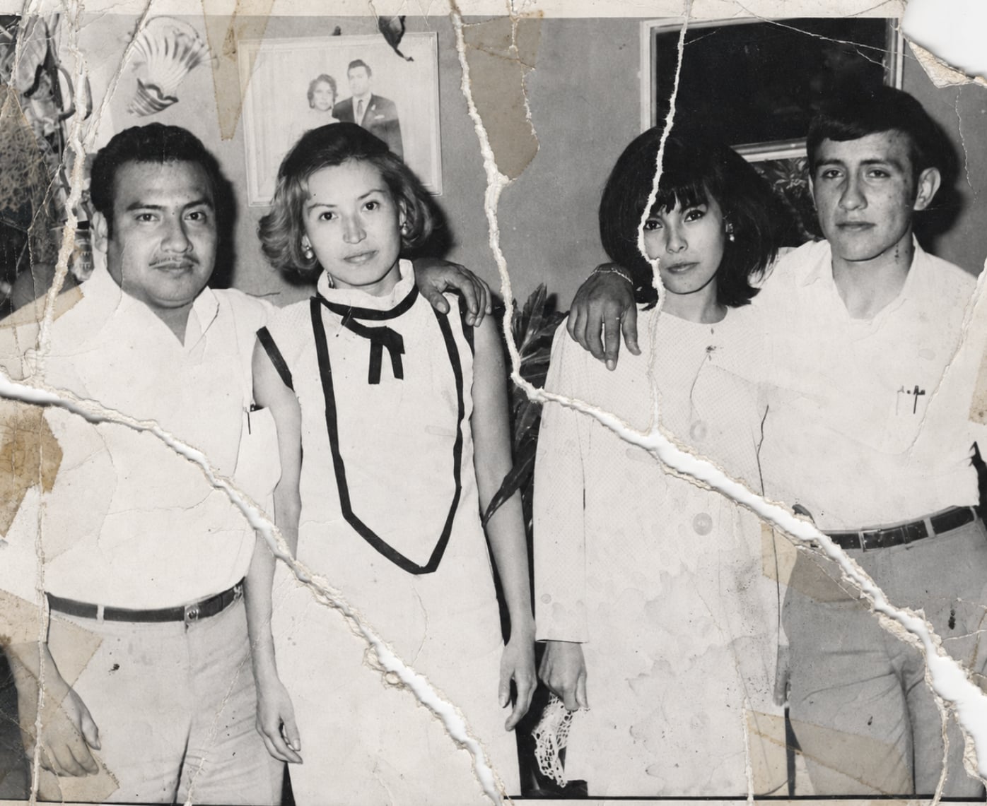 Retrato antiguo roto y quebrado en pedazos con pérdida de papel